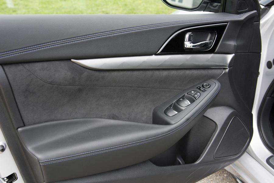 Детали интерьера Nissan Maxima SR 2016 года  (NA) (фото 34 из 36)